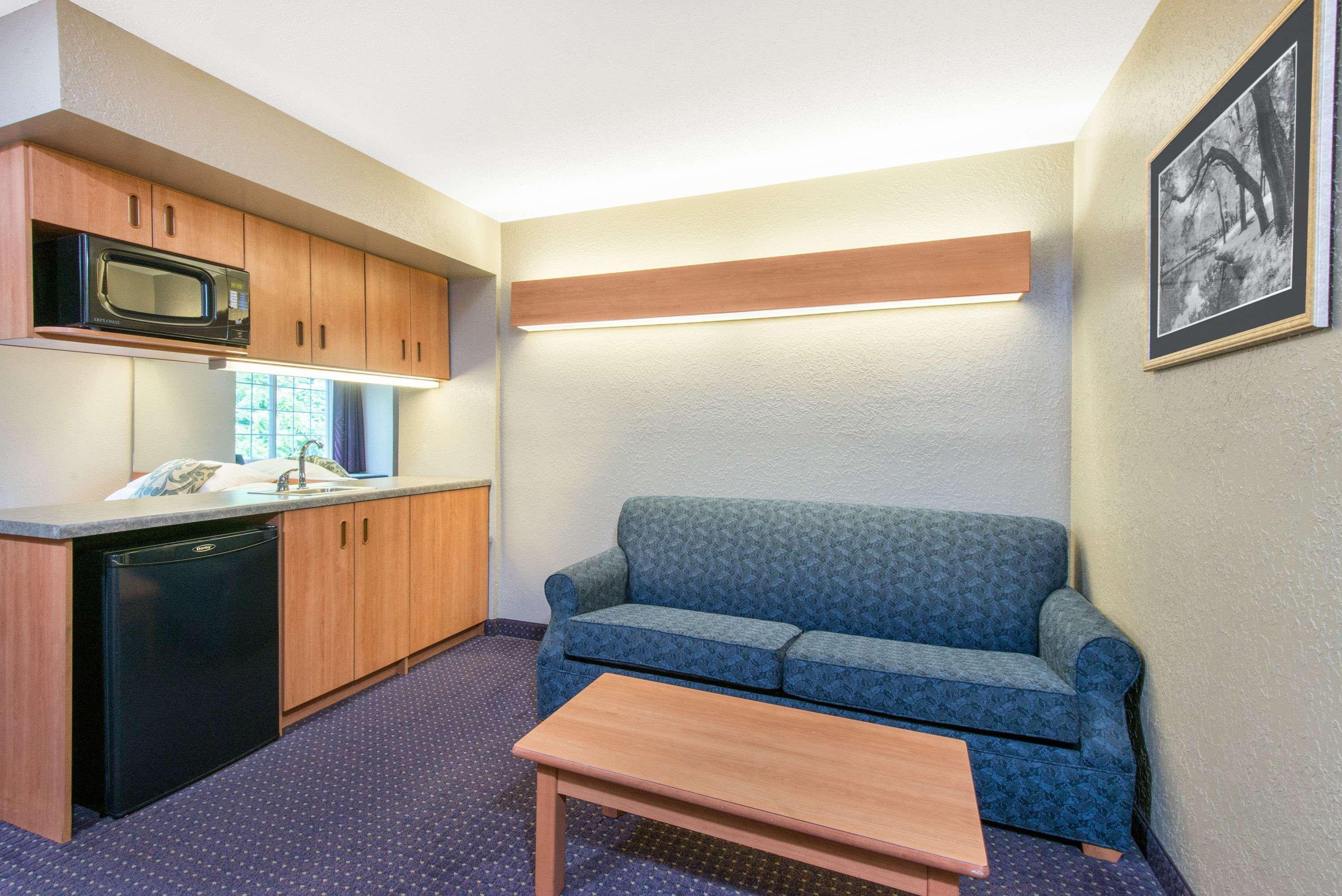 Microtel Inn & Suites by Wyndham Hazelton/Bruceton Mills Exterior foto